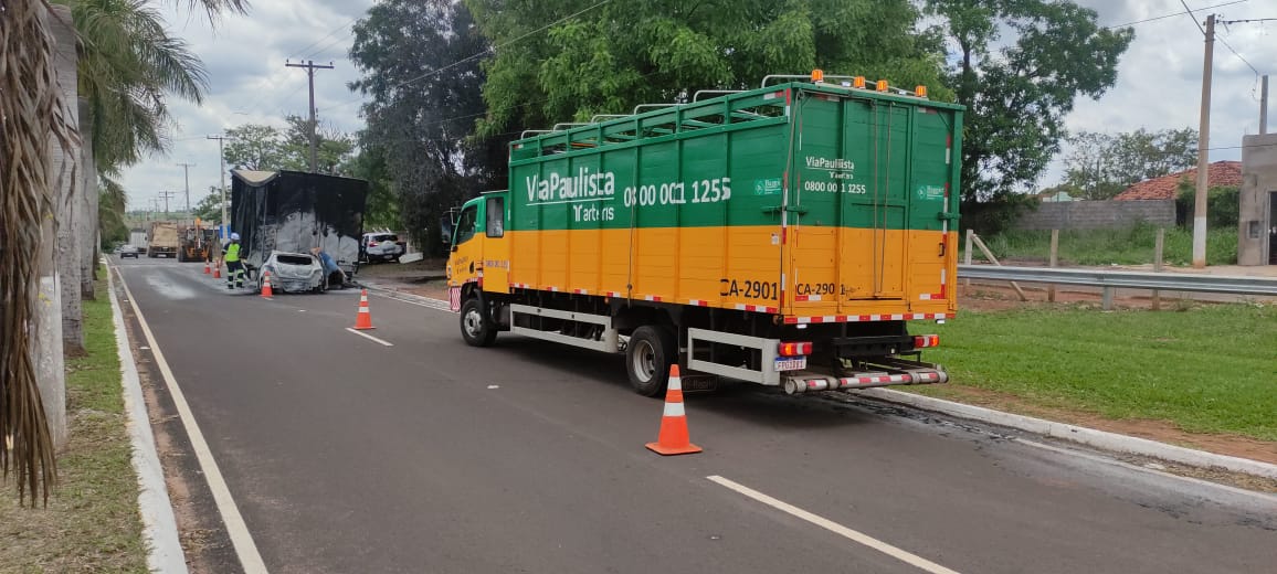 Foto 8 de 8 — Carro pega fogo após acidente com carreta em Boa Esperança do Sul